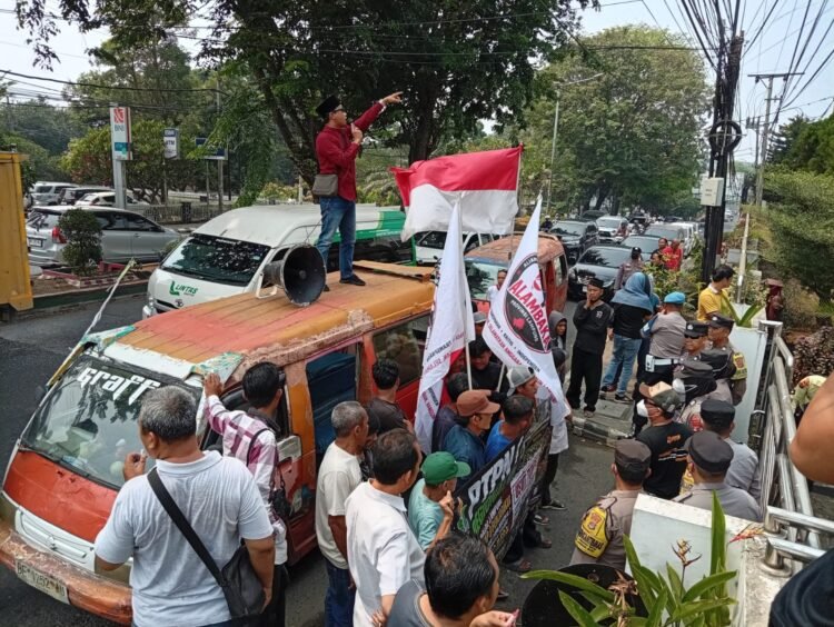 ALAMBAKA Tantang PTPN I Regional 7 “Buka-bukaan” Soal HGU